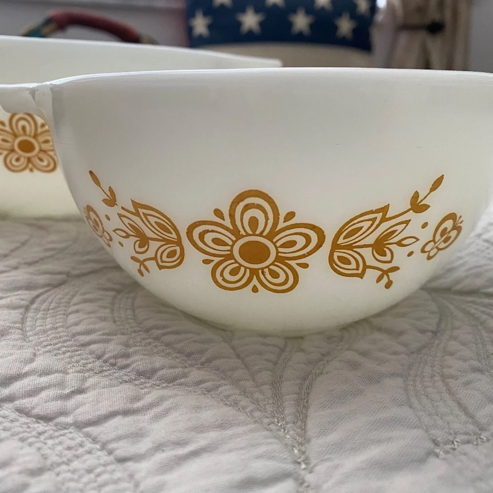 Pyrex/Vintage Set of‎ 3/Gold Butterfly Nesting Mixing Bowls, 1972-1978